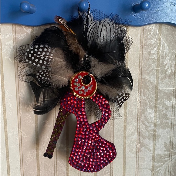 Rhinestone High Heel Feather Brooch - Red - Picture 4 of 4